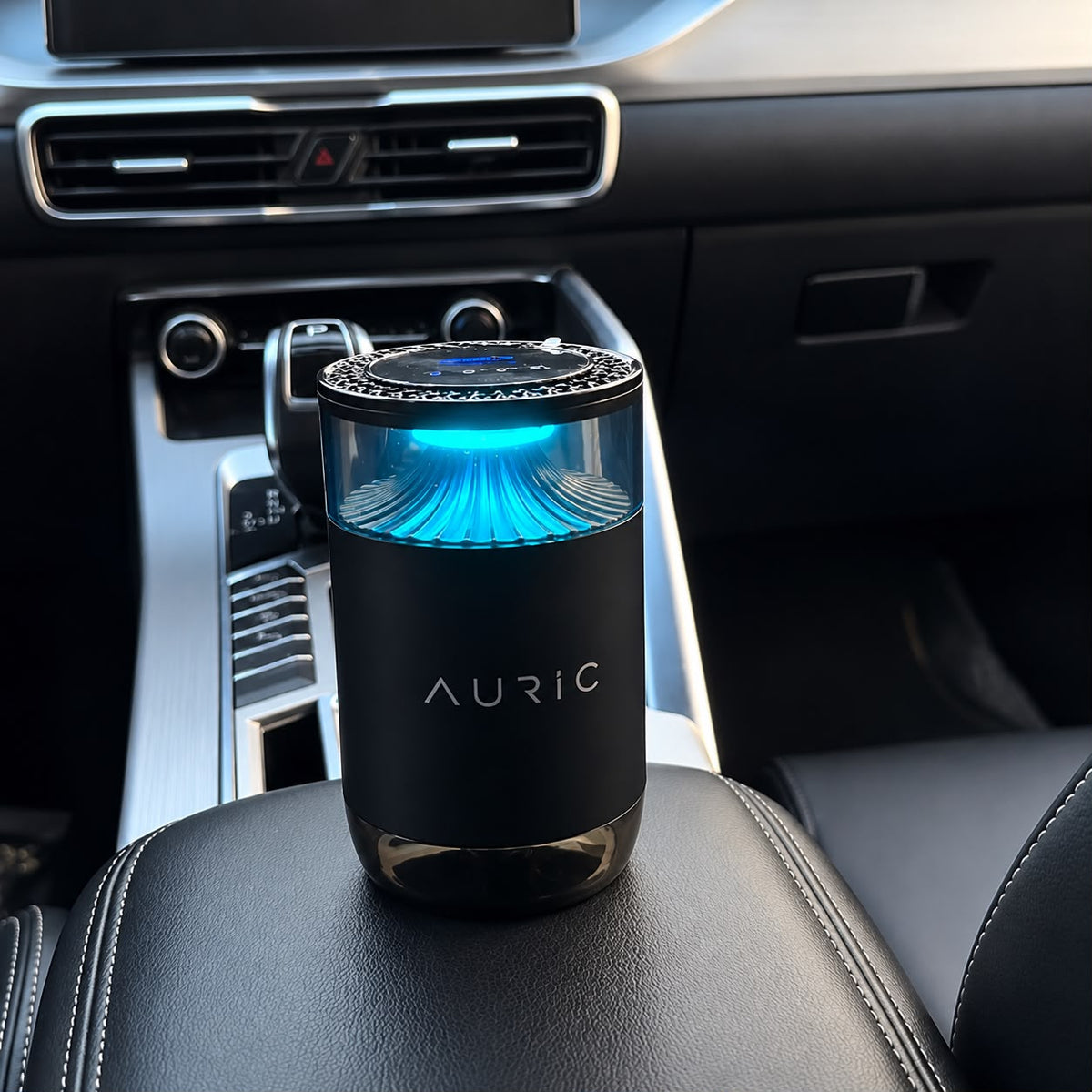 Difusor AURIC® LUXURY con luz azul sobre el apoyabrazos del auto