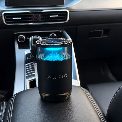 Difusor AURIC® LUXURY con luz azul sobre el apoyabrazos del auto